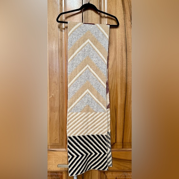 NWT Marcus Adler Super Soft & Fuzzy Scarf/Wrap Unisex Layer Burgundy/Beige/Black - Picture 12 of 13